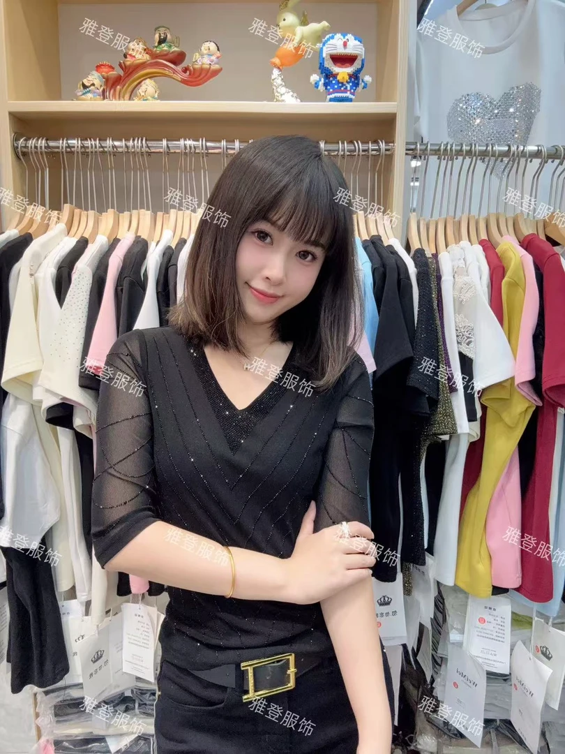 黑色女士洋气网红时尚T恤修身型V领常规款烫钻中袖上衣百搭