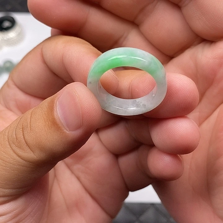 定制翡翠未镶嵌翡翠毛货需要抛光