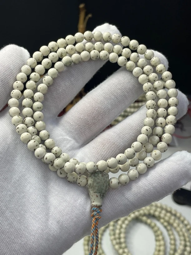 石玉料同枝果绿包白6*6圆珠 大留白 高油性 小细星 一物一图