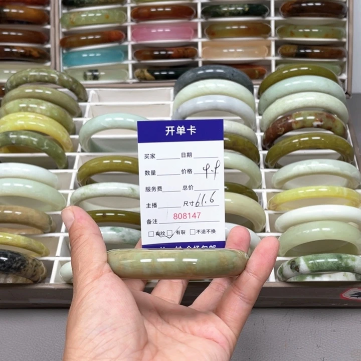 芝***塔未镶嵌蛇纹石玉手镯