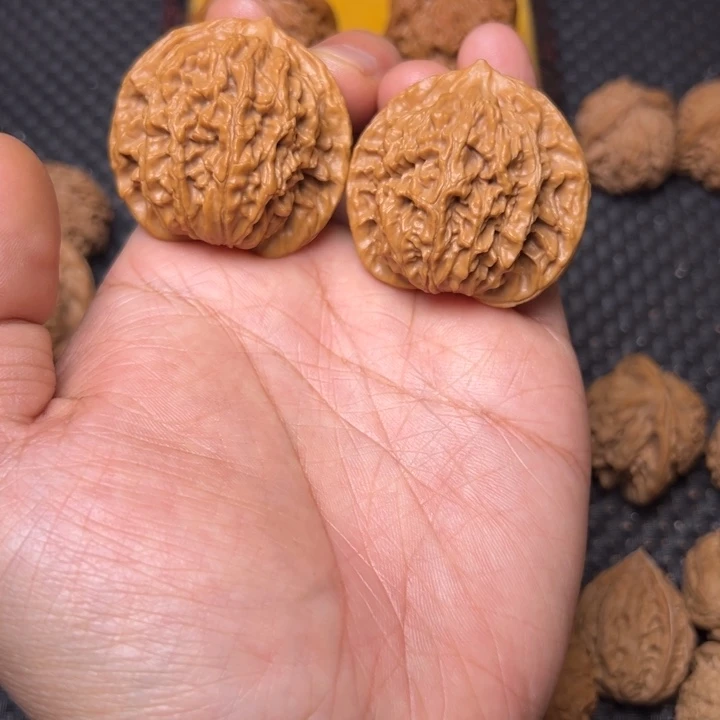 Q***松文玩核桃吊坠盘龙