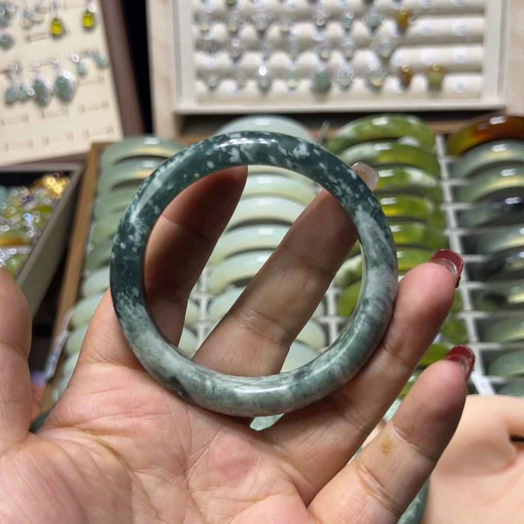 蛇纹石玉未镶嵌手镯૮****?