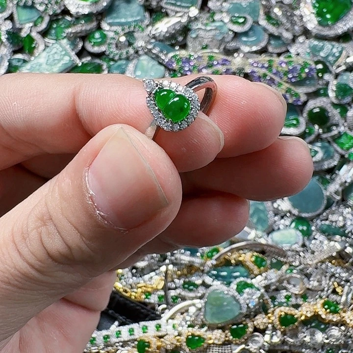 翡翠颈饰未镶嵌天然A货翡翠放漏