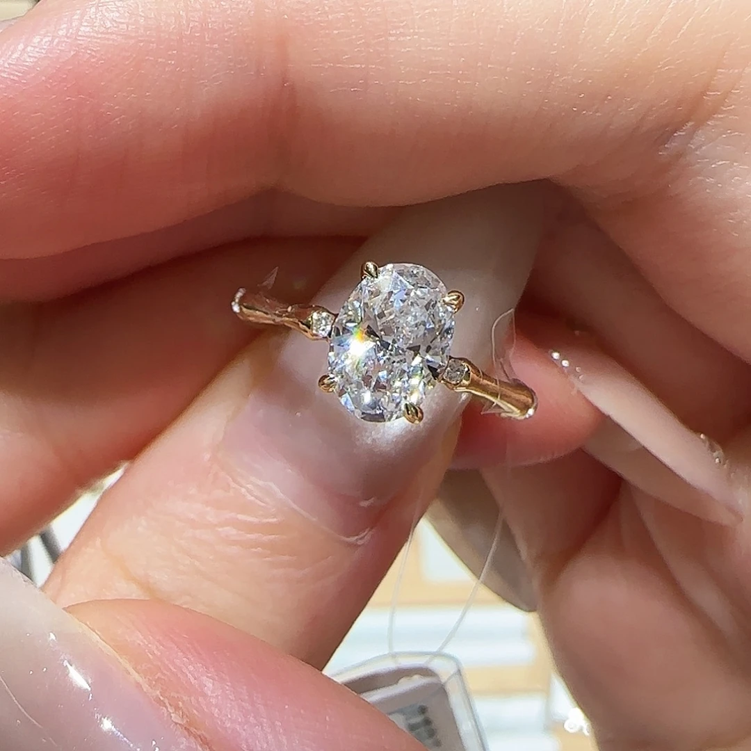 实验室培育钻石18K金镶嵌一克拉竹节椭圆 12-13圈