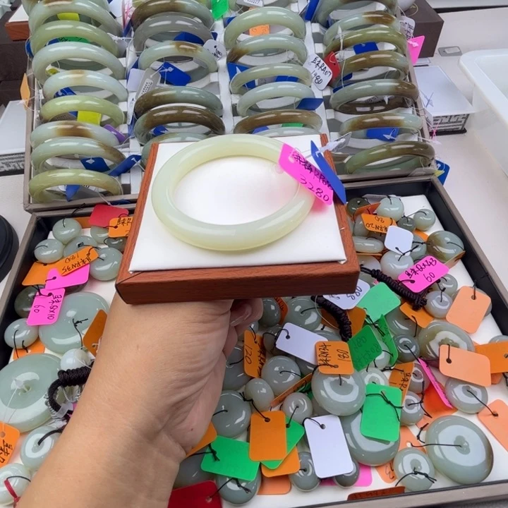 未镶嵌手镯和田玉七月