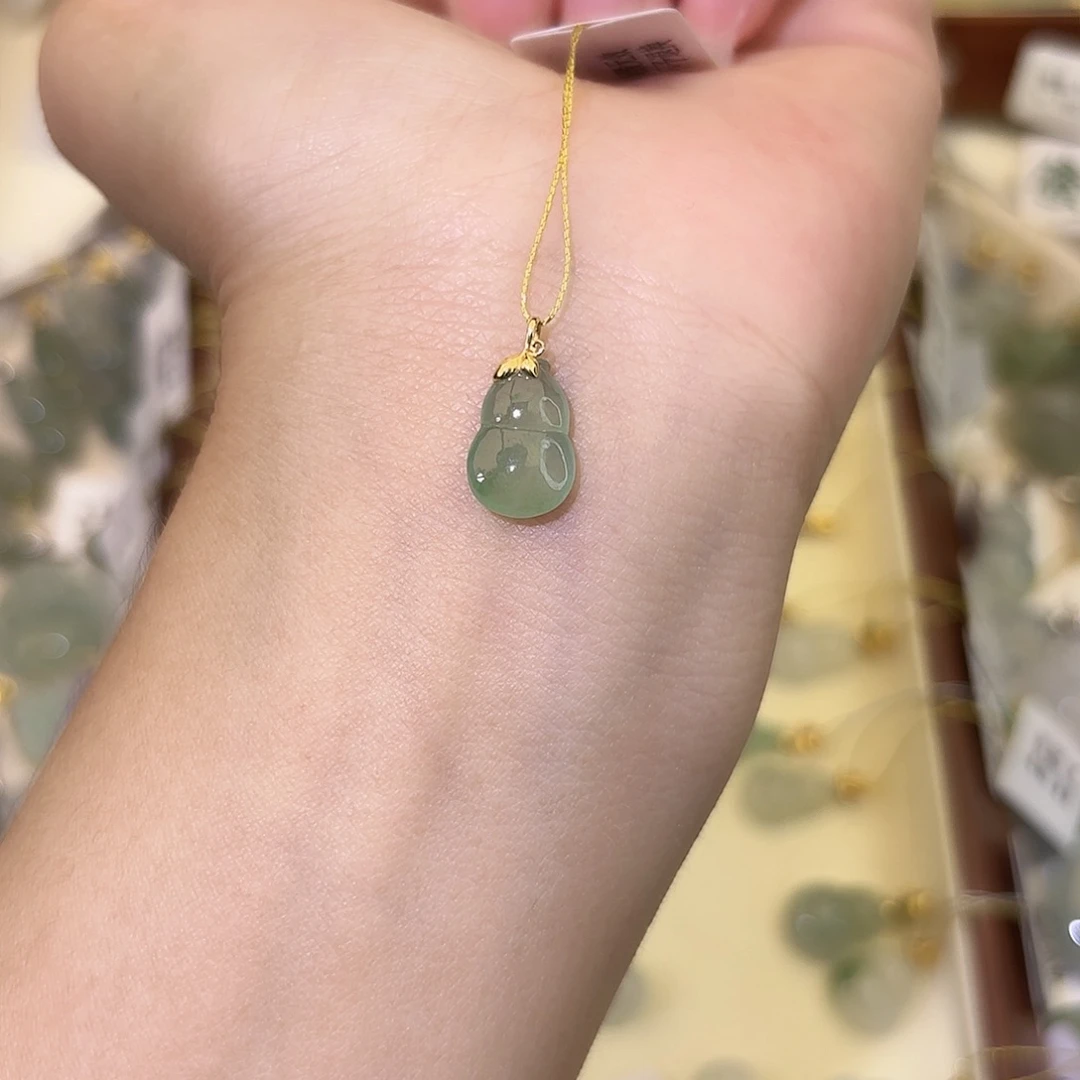 沈***翡翠18K金镶嵌颈饰葫芦