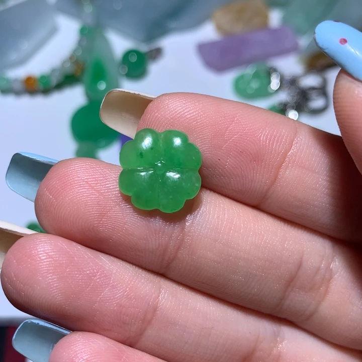 不***求翡翠未镶嵌颈饰扣头