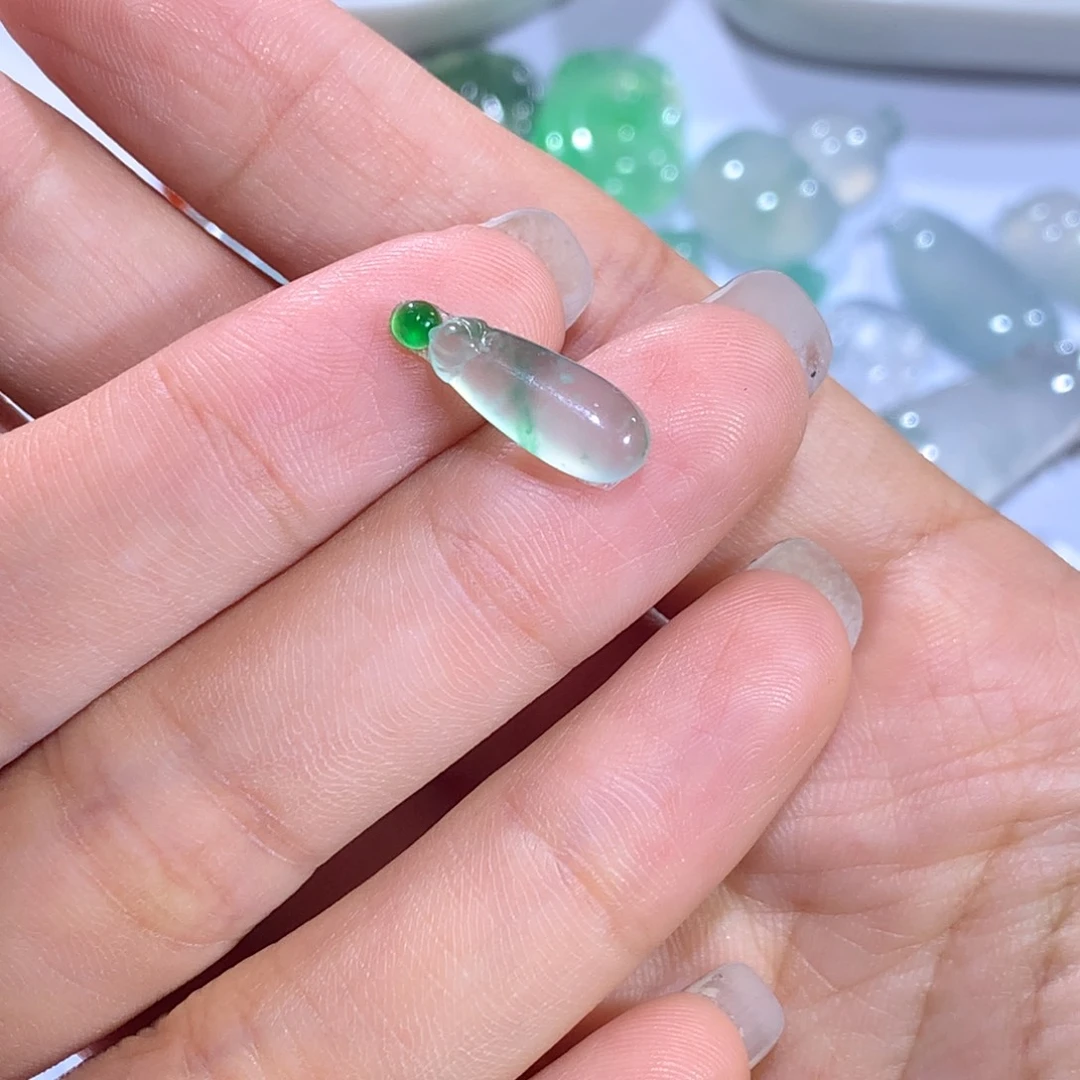 翡翠裸石未镶嵌高冰小绿瓜