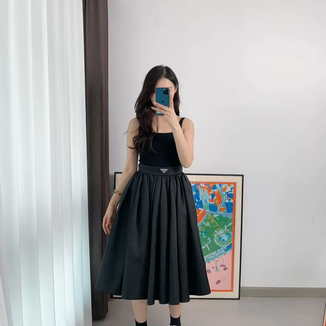 95新 Prada/普拉达 半裙黑色40码/250829SYNHR01