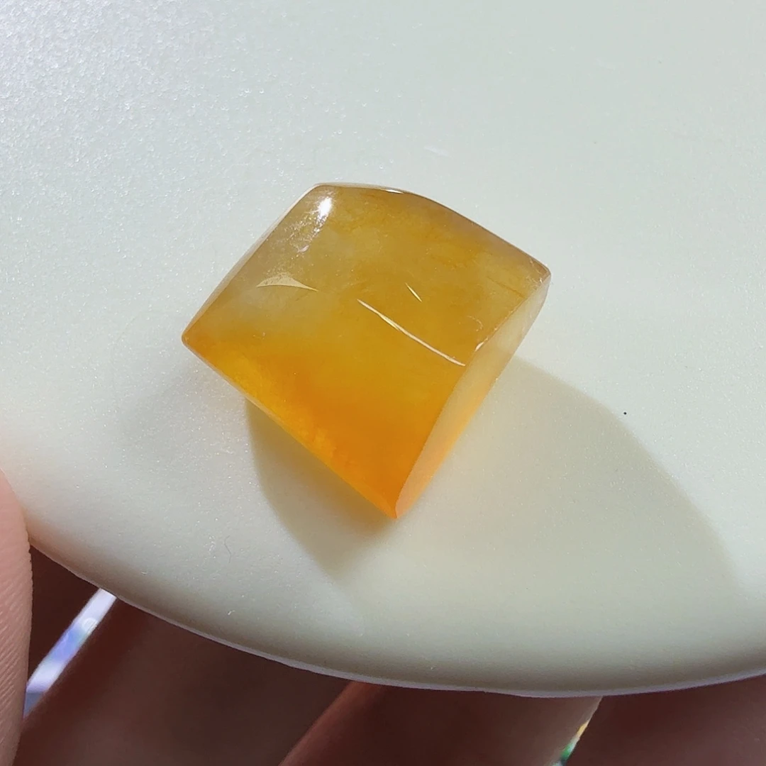 翡翠未镶嵌颈饰冰黄