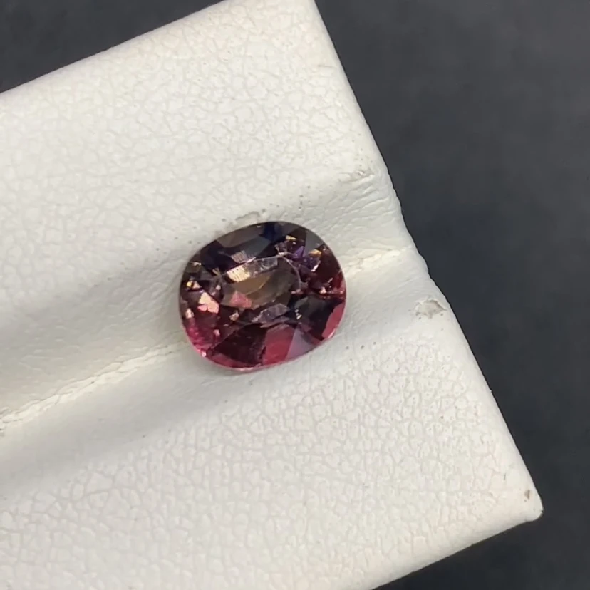 天然巴西双色碧玺 2.35ct 猩红暗黑美学 稀有奇异色 尺寸7.3×8.7