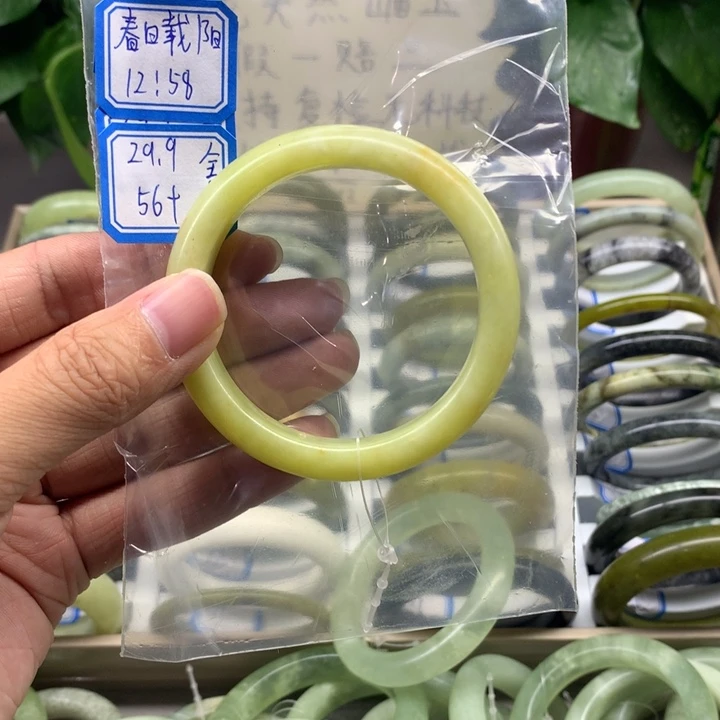 蛇纹石玉未镶嵌手镯春**阳