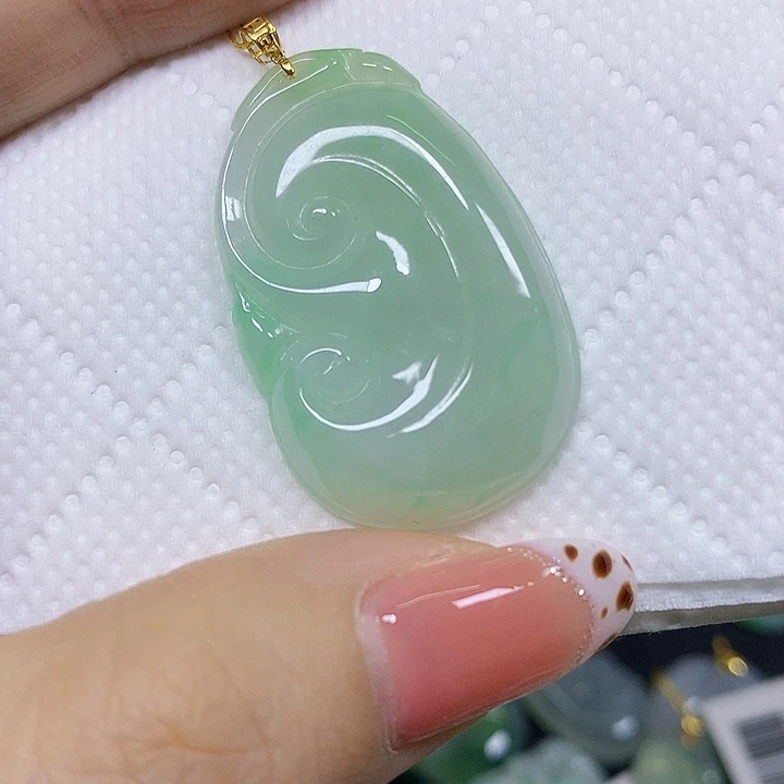 颈饰18K金镶嵌翡翠挂件