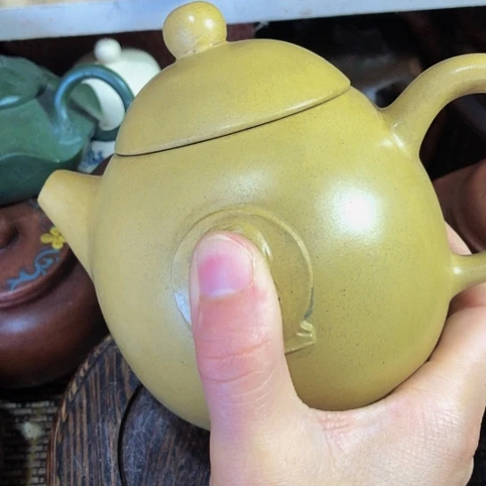 茶壶紫砂原矿泥料手工制作的一把紫砂壶。