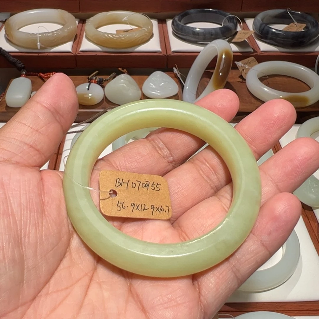 微***球和田玉（黄玉）手镯未镶嵌