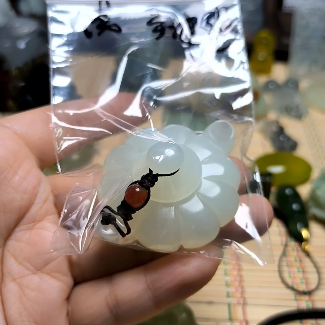 浅****蛇纹石玉未镶嵌颈饰