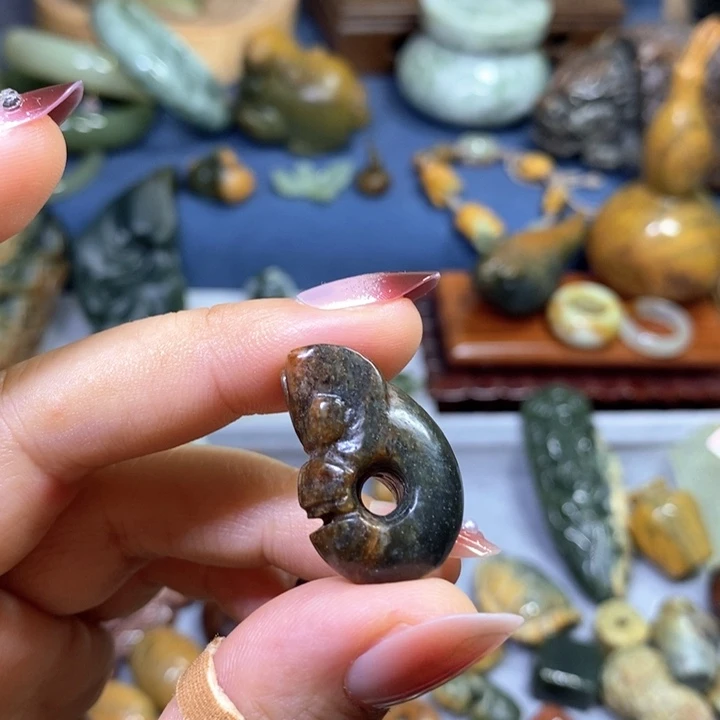 岫岩河磨玉（透闪石质玉）未镶嵌挂件通孔龙宝
