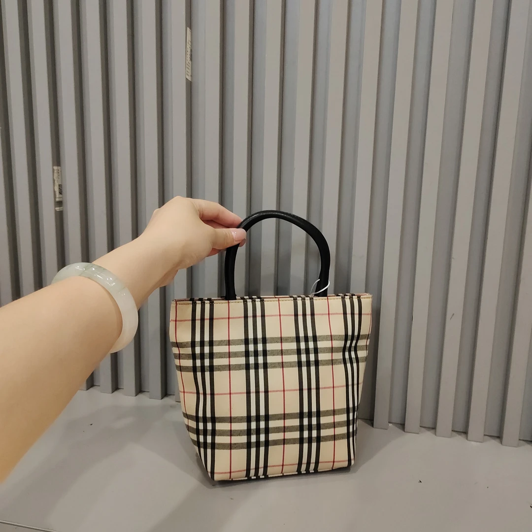 95新 BURBERRY/博柏利 兔兔奢欣欣/巴宝莉菜篮子手提包/250419031