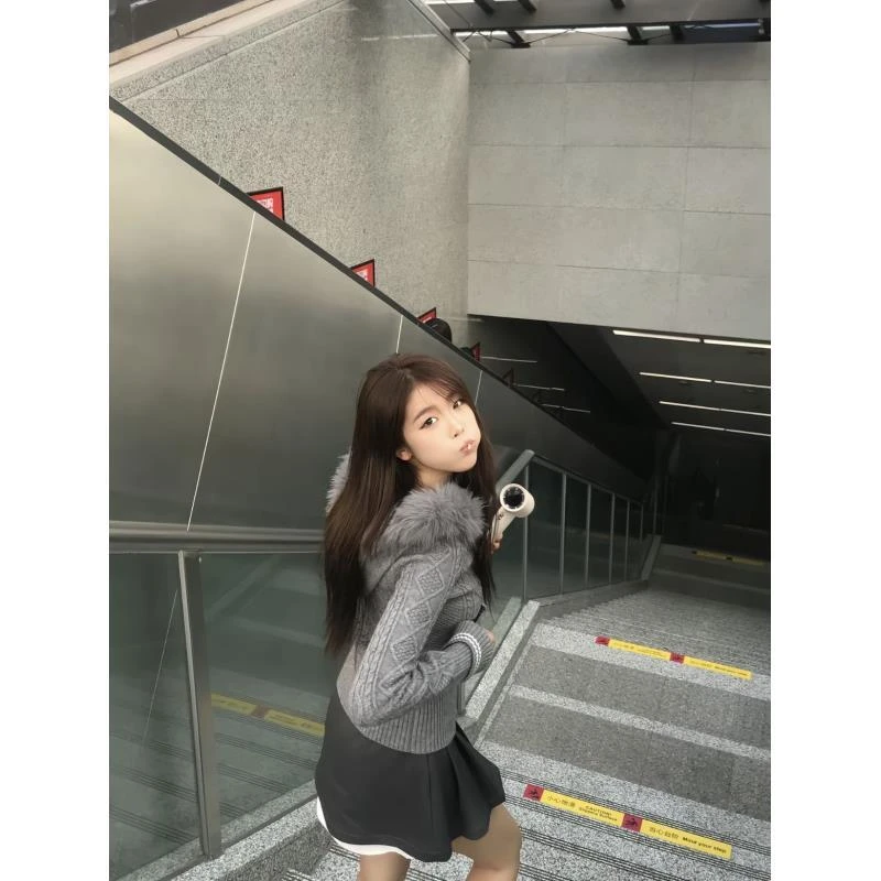 *尹千金*【韩女日记】韩系复古修身显瘦灰色链连帽毛领外套S257430