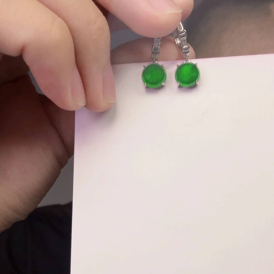 翡翠未镶嵌颈饰一对