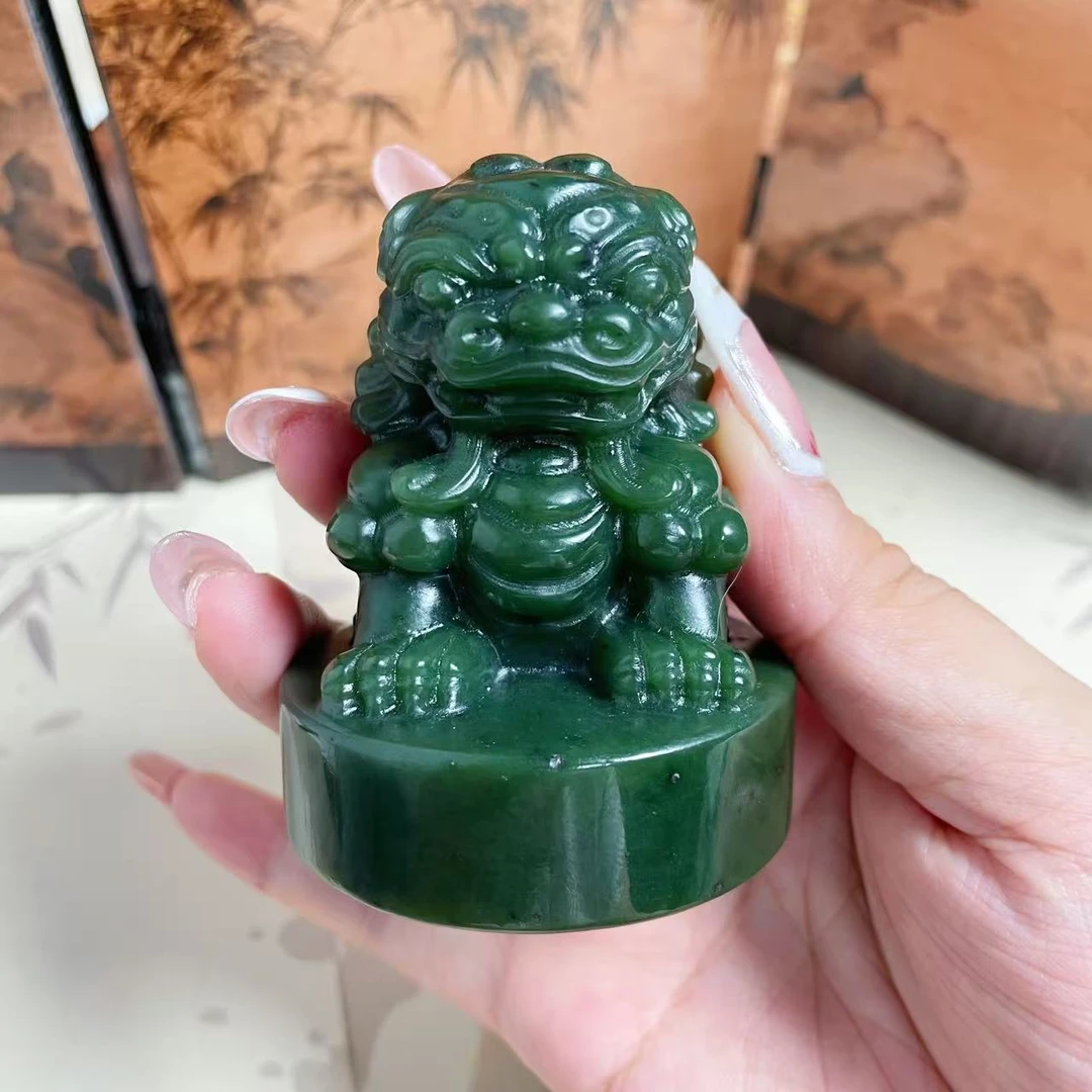 天然碧玉雄狮精雕盖章把件细腻油润精工雕刻把件
