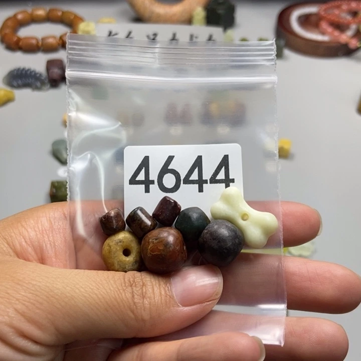 ⁽***⁾未镶嵌蛇纹石玉颈饰
