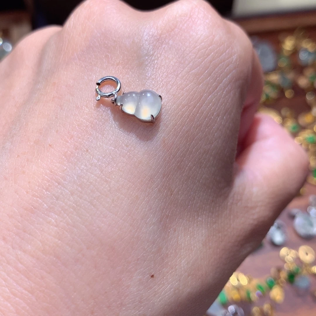 小***读翡翠18K金镶嵌颈饰翡翠