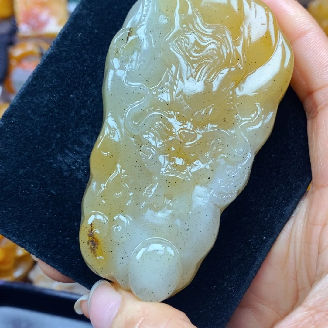 未镶嵌石英质玉（黄龙玉）颈饰