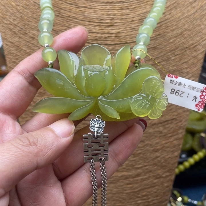 蛇纹石玉吊坠合金