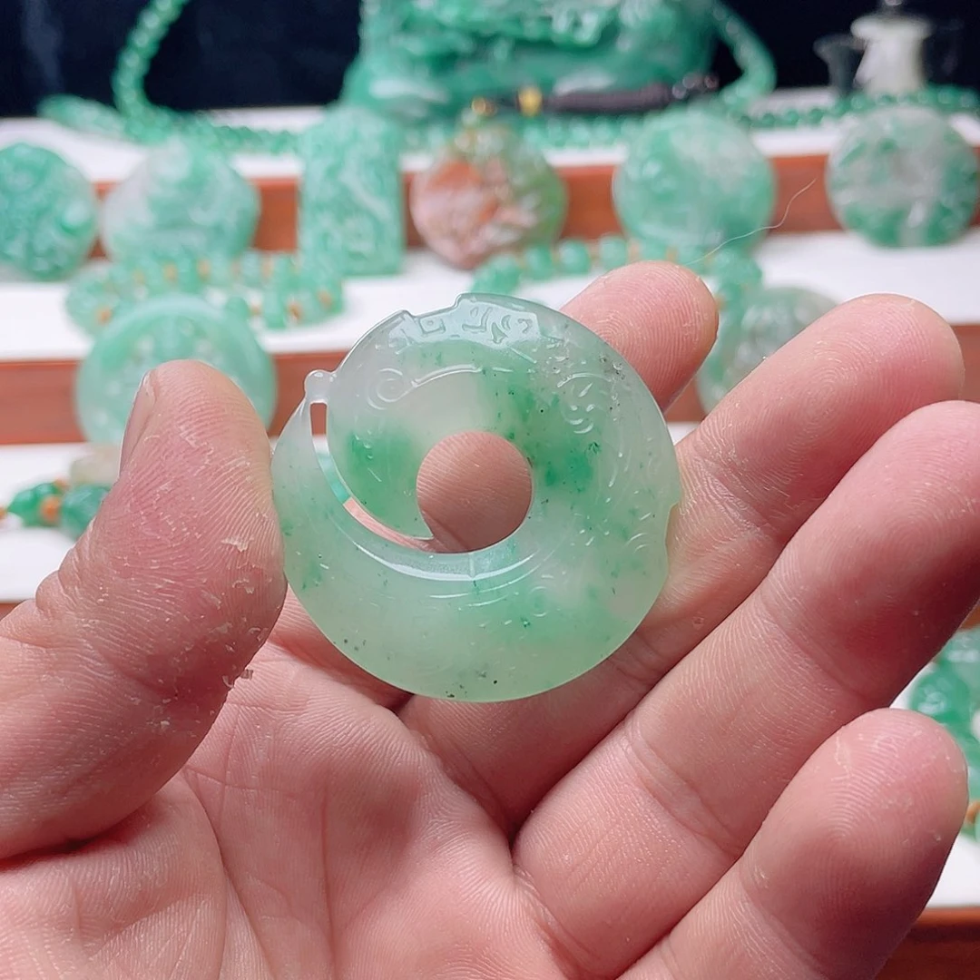 颈饰未镶嵌石英质玉