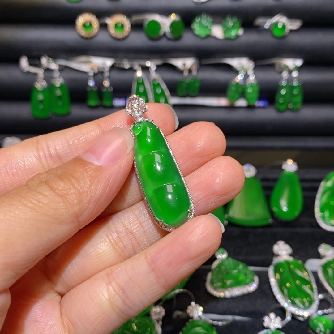 翡翠18K金镶嵌吊坠(不含链)豆豆四季豆福豆