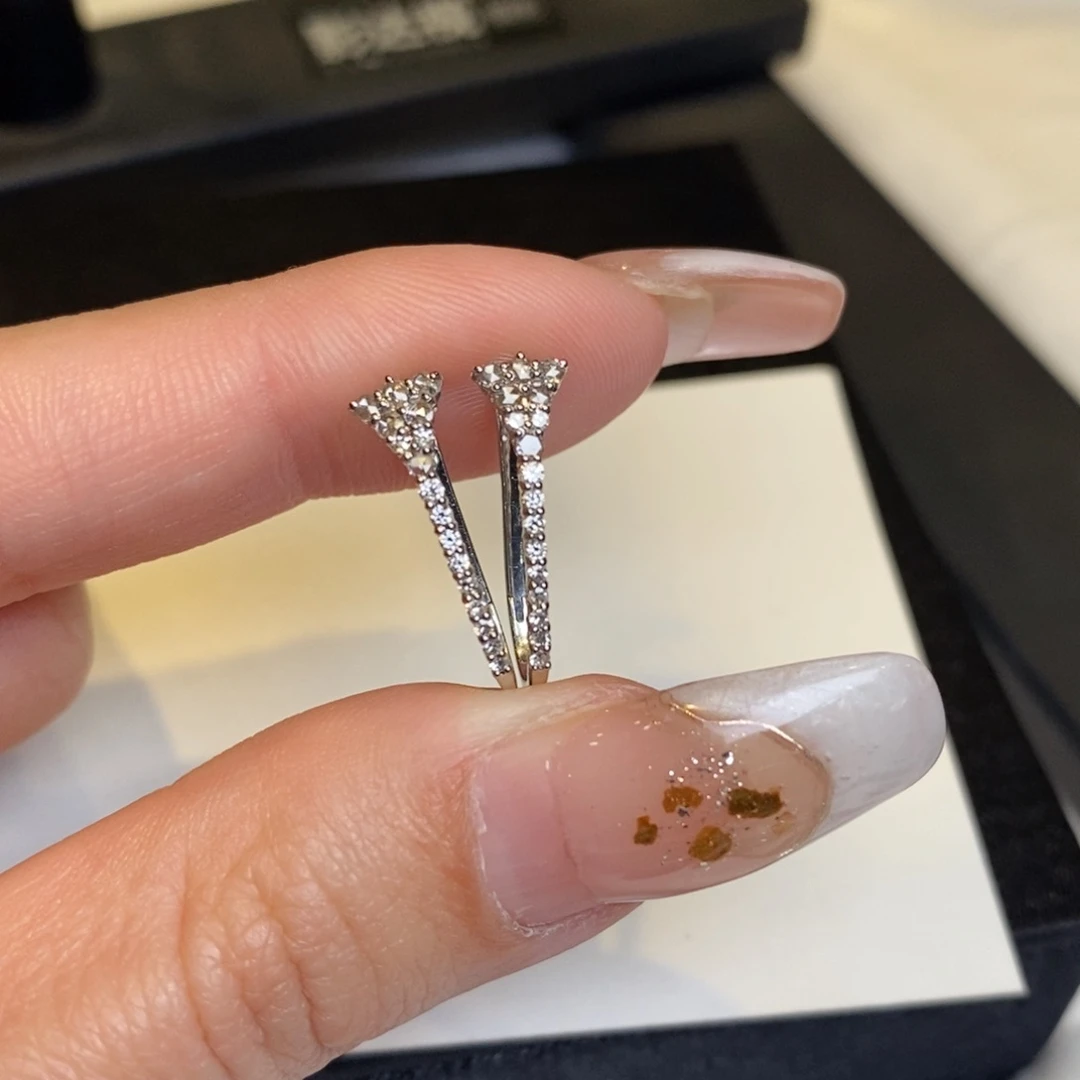 钻石耳饰18K金镶嵌设计款单排耳扣（可穿福贝）