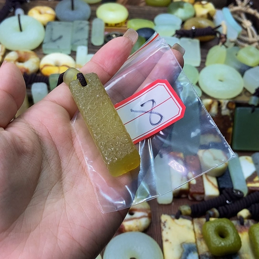 蛇纹石玉未镶嵌挂件忆*