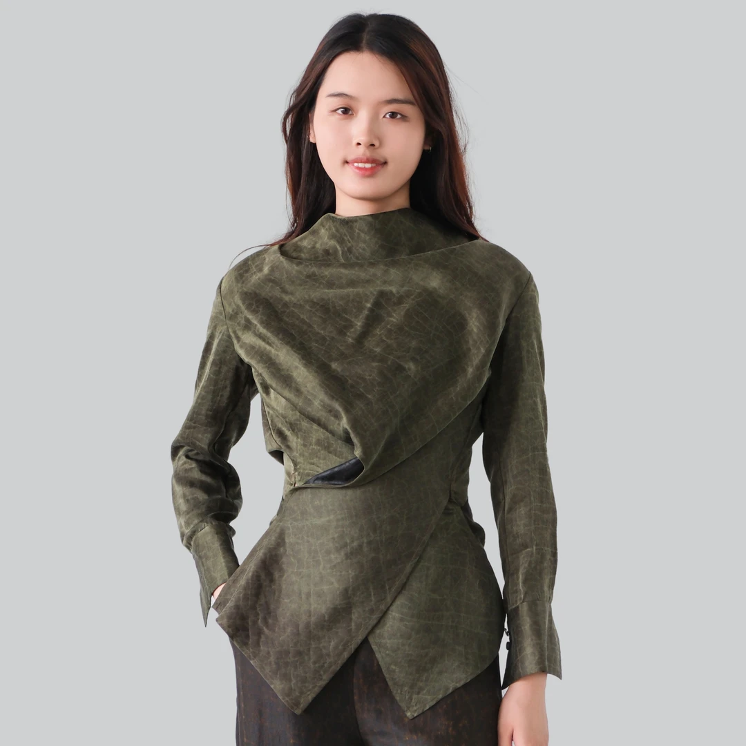香云故里·橄榄绿素平缎香云纱荡领U型下摆套头衬衫XB25-G03037