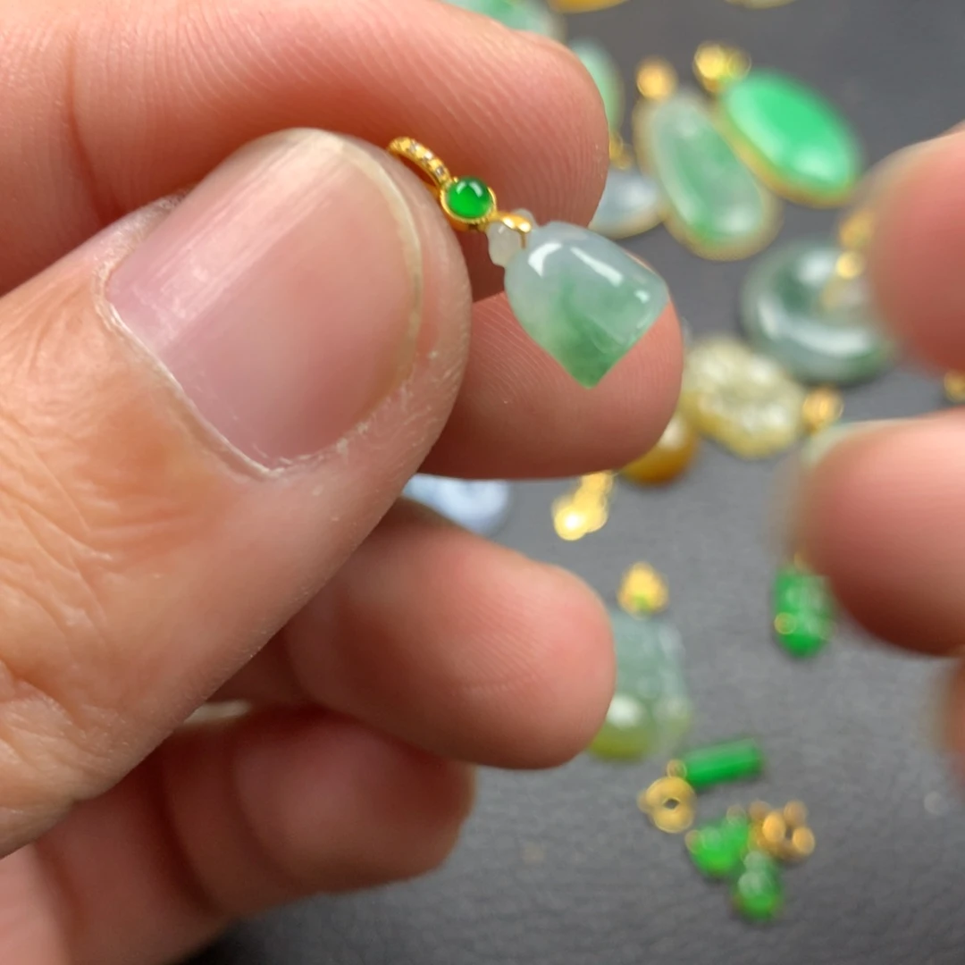 【闪购商品】颈饰18K金镶嵌翡翠翡翠