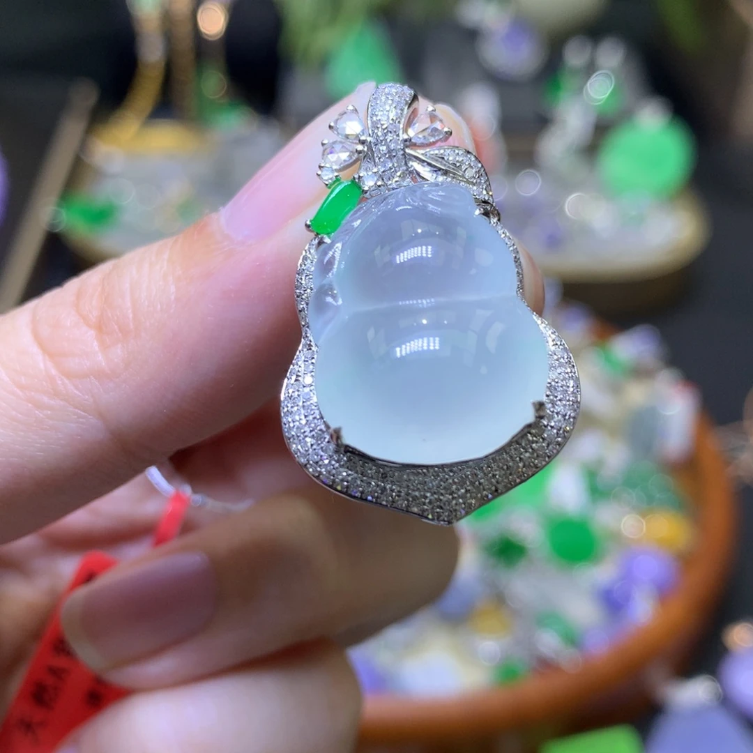 颈饰18K金镶嵌翡翠