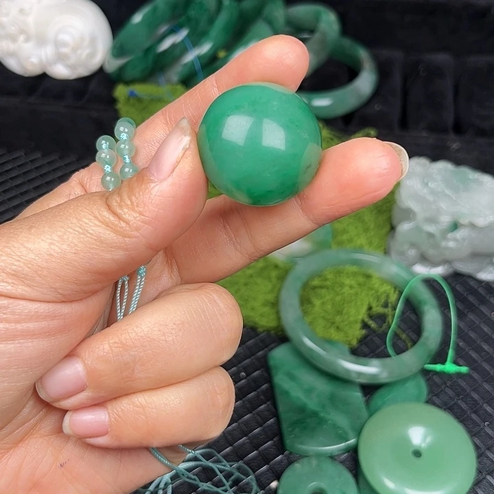 爱***C石英质玉（非洲翠）未镶嵌颈饰