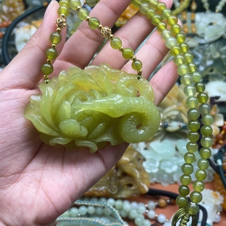 蛇纹石玉吊坠合金