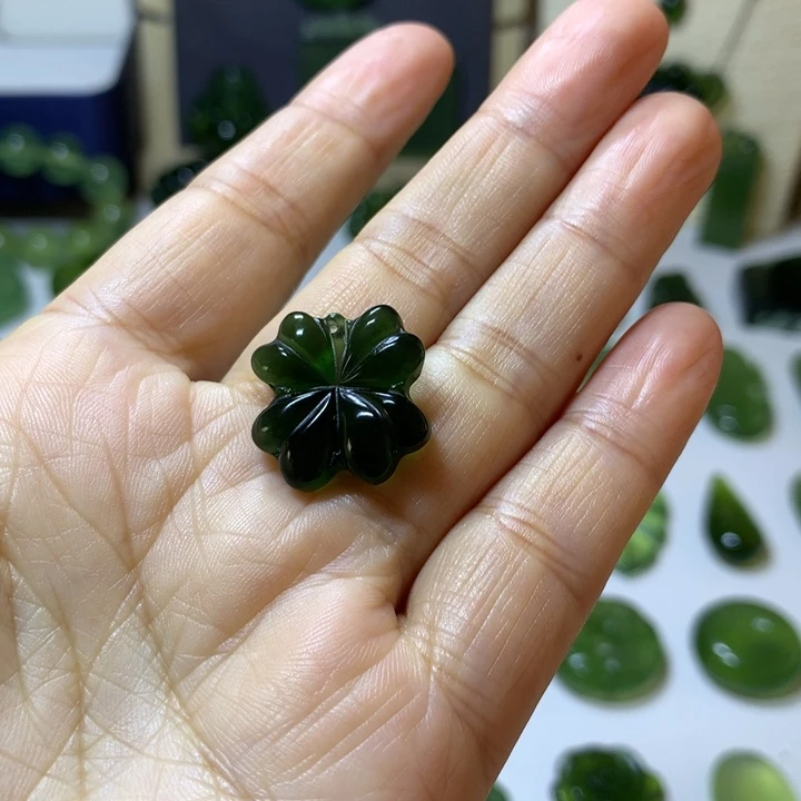 紫***星岫玉未镶嵌颈饰吊坠