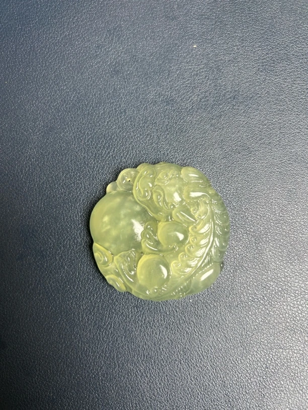 天然岫玉精美貔貅抱球