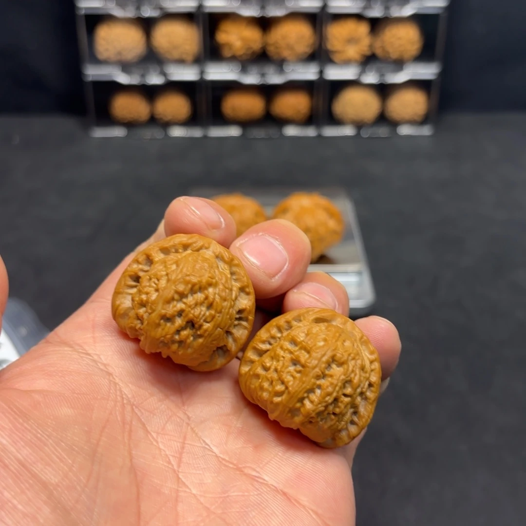 ****m文玩核桃把件33白狮子