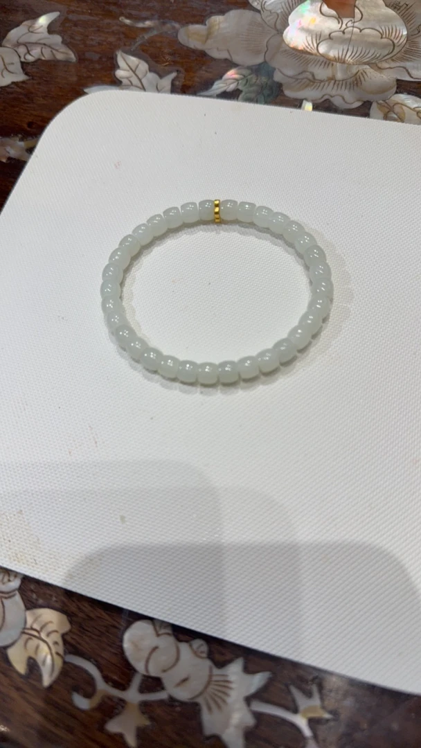 白色老型镶嵌款式优雅