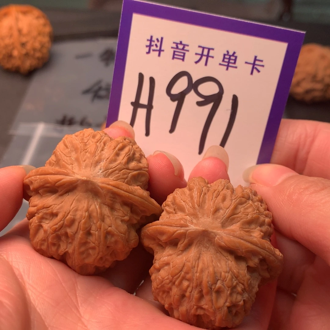 文玩核桃吊坠血麒麟