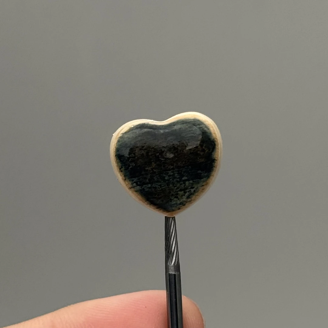 DEZHI/德志3.2g蓝皮爱心吊坠天然猛犸牙Y349默认天地孔绑绳