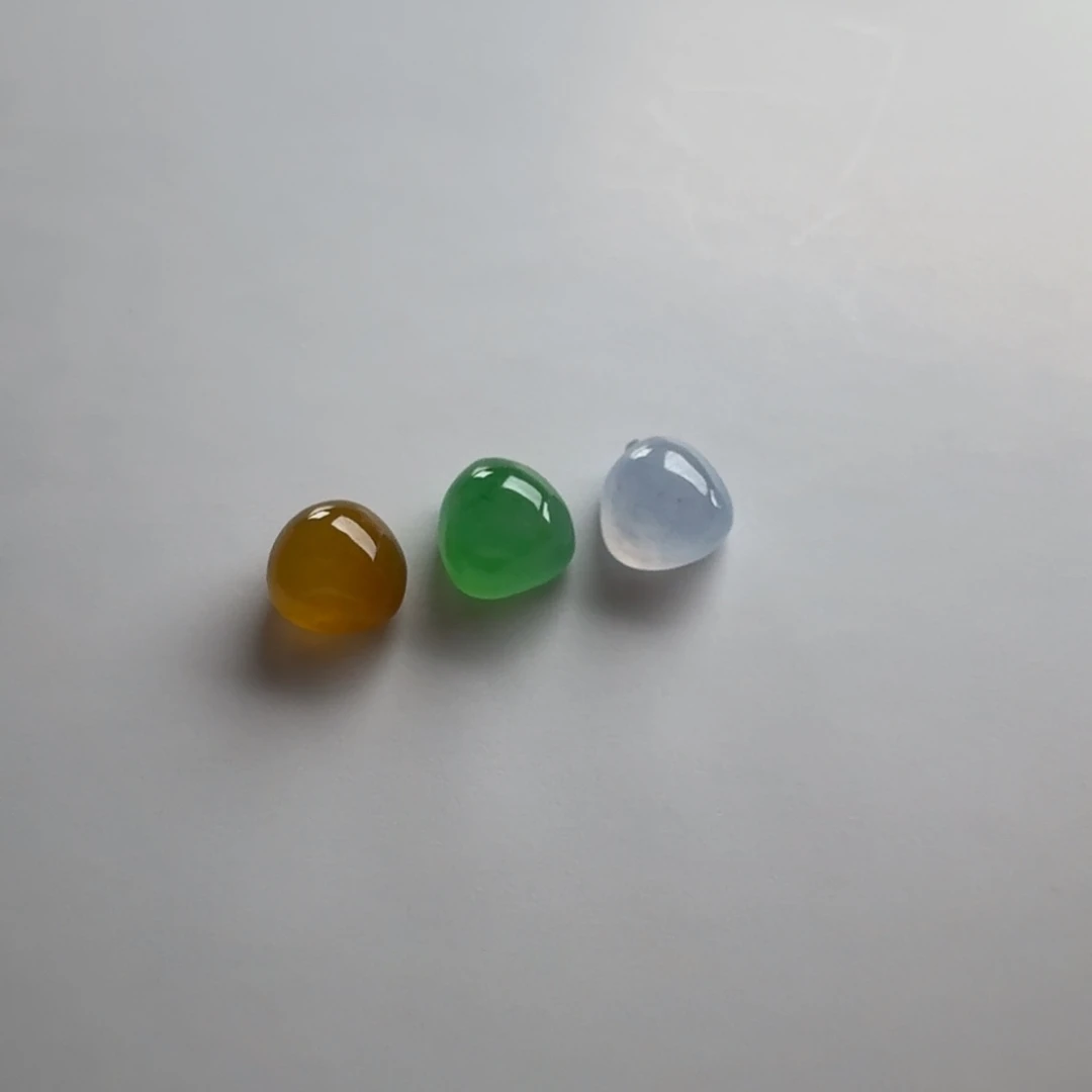 翡翠未镶嵌颈饰三色瓜瓜