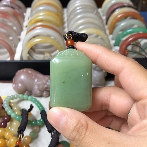 石英质玉未镶嵌颈饰