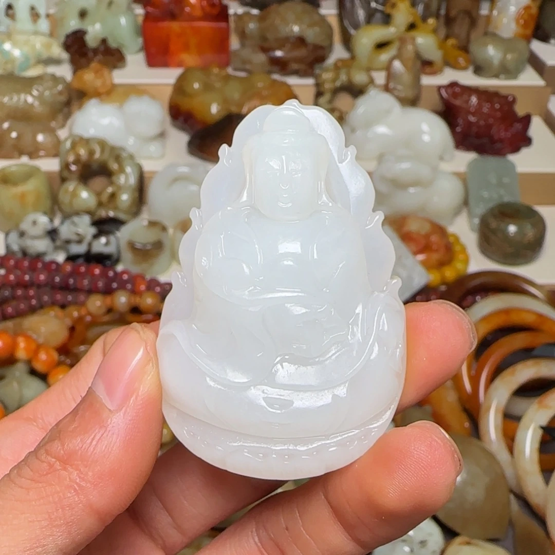 那***多和田玉未镶嵌颈饰