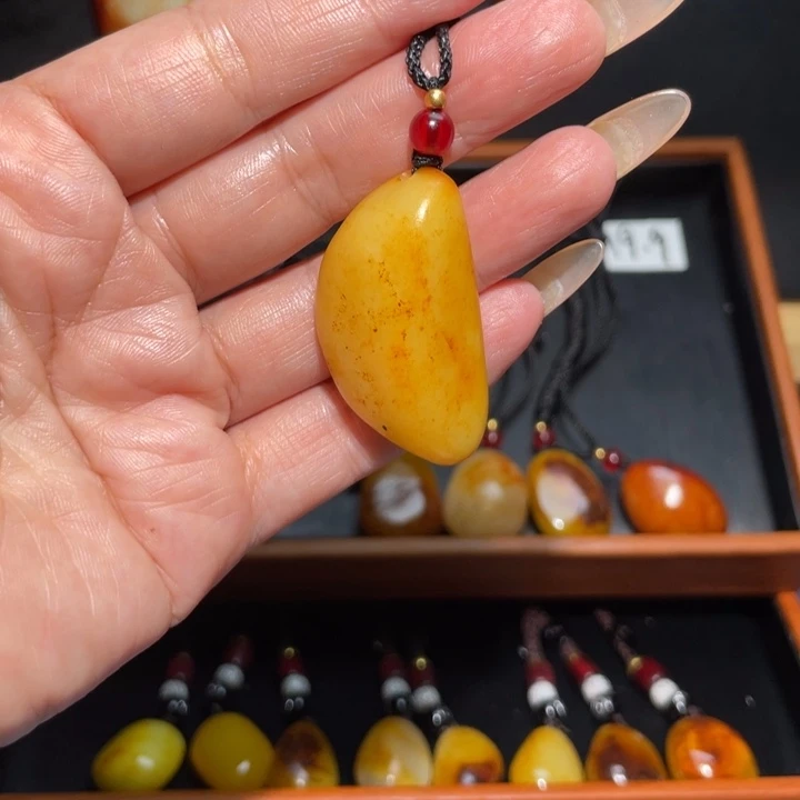 顺***然颈饰未镶嵌和田玉（糖玉）