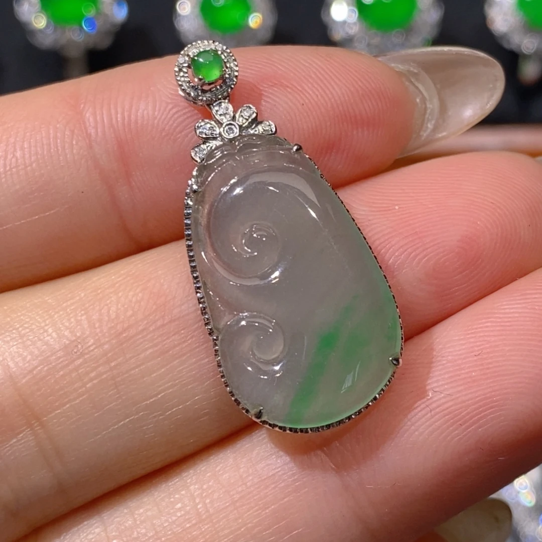 翡翠18K金镶嵌颈饰如意