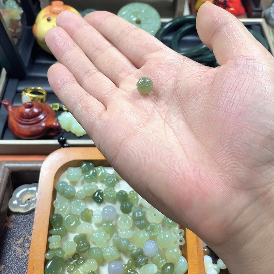 面***笑和田玉未镶嵌颈饰